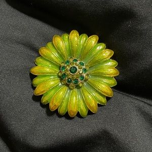 Daisy brooch with rhinestones
